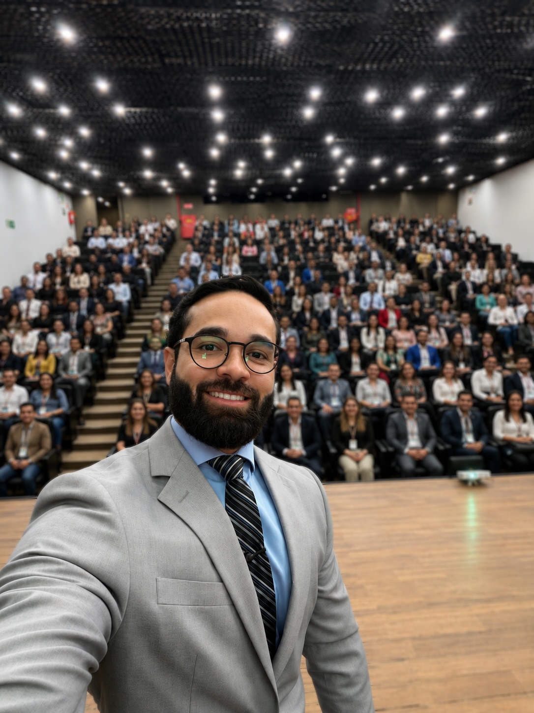 Antonio Loureiro diante do público em evento profissional