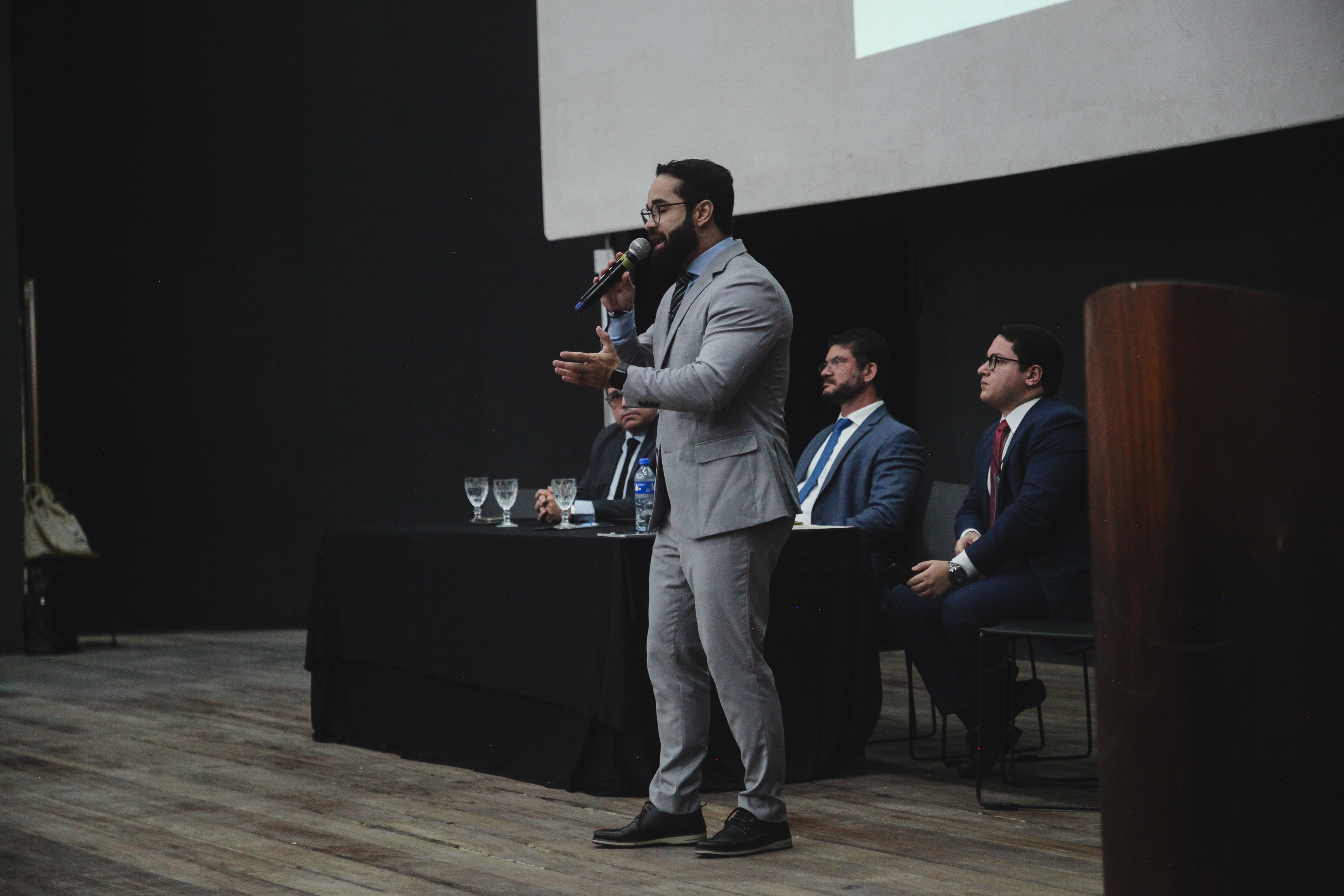 Antonio Loureiro palestrando em evento educacional